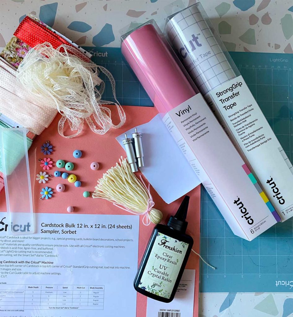 materiales y herramientas Cricut para proyecto creativo